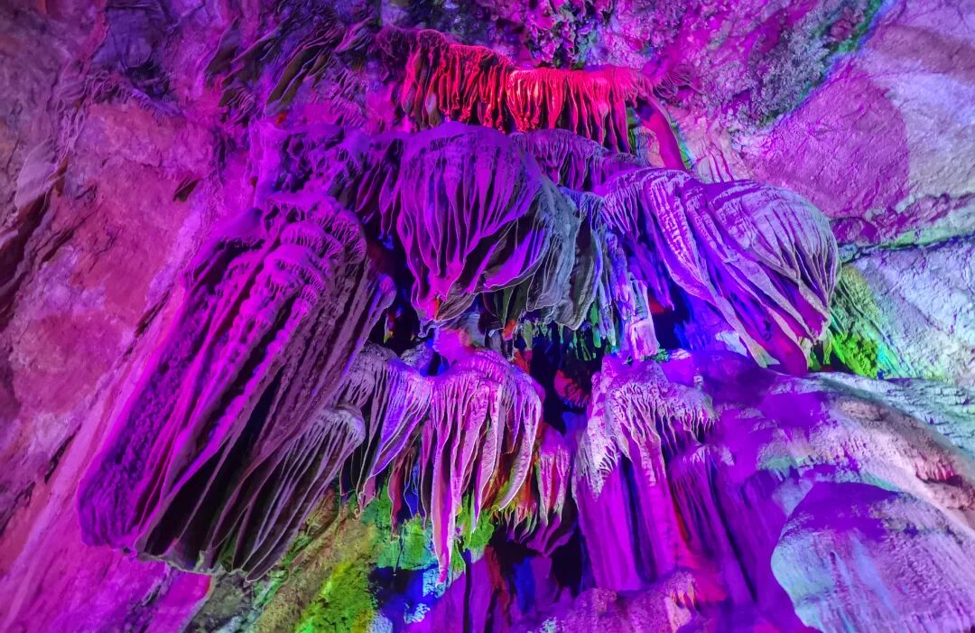 溶洞探险，叹鬼斧神工 2.jpg