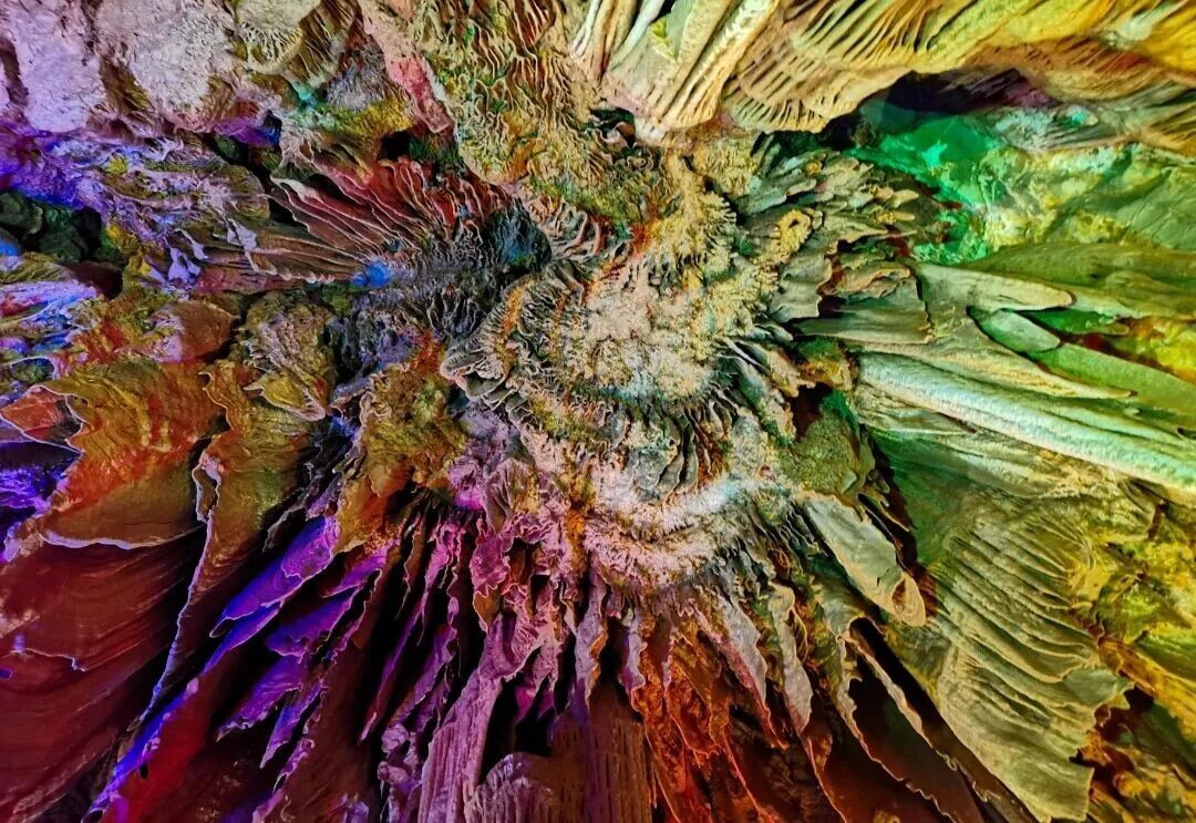 溶洞探险，叹鬼斧神工 3.jpg