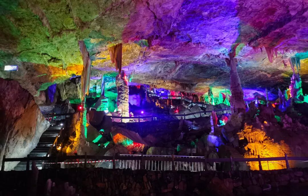 溶洞探险，叹鬼斧神工 1.jpg